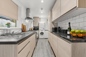 Kuchyň nebo kuchyňský kout v ubytování Modern & Spacious, 4BR 4Bath, Parking, Sleeps 8 + 12 fotografií