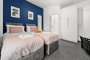 Postel nebo postele na pokoji v ubytování Modern & Spacious, 4BR 4Bath, Parking, Sleeps 8