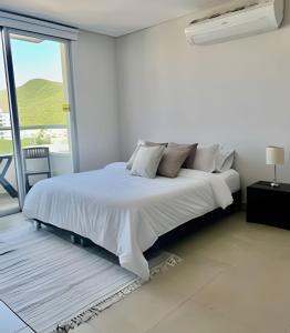 Кровать или кровати в номере Moderna suite cerca del mar +20 фотографий