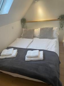 Postel nebo postele na pokoji v ubytování FeWo Wiesenblick I zwischen Hamburg und Heide