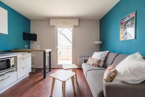 Una cocina o cocineta en Les Pieds dans l'Eau Studio a Trebeurden plage 8 fotos más