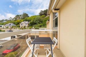 Un balcón o terraza en Les Pieds dans l'Eau Studio a Trebeurden plage
