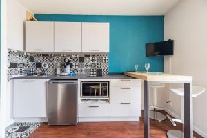 Una cocina o cocineta en Les Pieds dans l'Eau Studio a Trebeurden plage