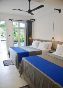 Ένα ή περισσότερα κρεβάτια σε δωμάτιο στο Mirissa Moments Hotel