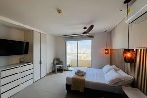 En eller flere senge i et værelse på Hermoso Loft Velas al mar + 23 billeder