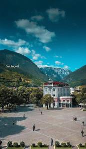 ペヤにあるEden Hostel Pejaの山を背景にした白い大きな建物