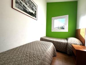 una stanza d'albergo con un letto e una finestra di Comfy villa in central location a Bibione