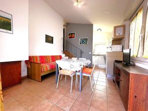 un soggiorno con un tavolo e un divano di Comfy villa in central location a Bibione Altre 13 foto