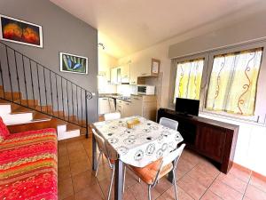 una cucina con un tavolo e una sala da pranzo di Comfy villa in central location a Bibione