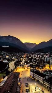 ペヤにあるEden Hostel Pejaの夕日の空の景色