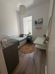 una camera da letto con un letto, una scrivania e una finestra di The School Cottage a Moyard