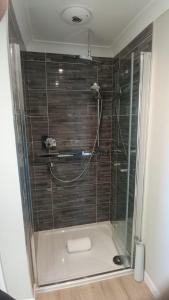 Ένα μπάνιο στο Salen Pier Haven