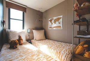 a bedroom with two beds and two teddy bears at Mobil-home neuf - Au bleu du ciel in Plouhinec