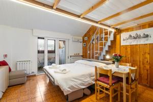 Un dormitorio con una cama y una mesa dentro. en Mountain Nest, en Tarvisio