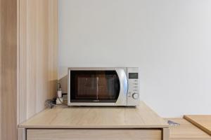 Un horno microondas colocado encima de una encimera. en Mountain Nest, en Tarvisio