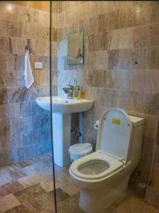 ein Badezimmer mit Toilette und Waschbecken in der Unterkunft Paradise Found 3Bedroom Apartment with Pool in Las Terrenas