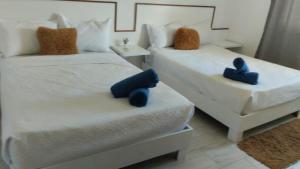 2 Betten in einem Zimmer mit blauen Bogen in der Unterkunft Paradise Found 3Bedroom Apartment with Pool in Las Terrenas + 32 Fotos