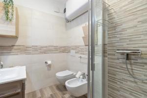 Un baño con inodoro, lavabo y ducha. en Mountain Nest, en Tarvisio 18 fotos más