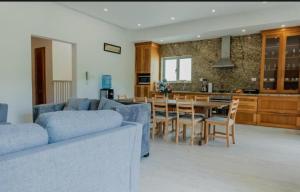 ein Wohnzimmer mit Couch und Tisch und eine Küche in der Unterkunft Paradise Found 3Bedroom Apartment with Pool in Las Terrenas