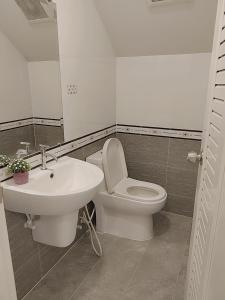 Ένα μπάνιο στο The lake Townhouse 3BR 3BA