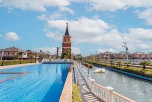 a swimming pool with a clock tower in the background at The lake Townhouse 3BR 3BA in Ban Nong Chaeng