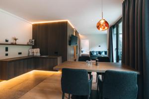 ザンクト・アントン・アム・アールベルクにあるホテル ナッセライナーホーフのテーブルと椅子のあるダイニングルーム +124枚の写真