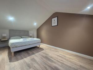 Ένα ή περισσότερα κρεβάτια σε δωμάτιο στο #Le 2 Paris # Thiers #