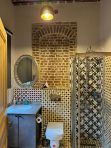 een badkamer met een toilet, een wastafel en een spiegel bij HanFlats in Istanbul