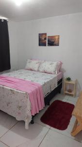 Ένα ή περισσότερα κρεβάτια σε δωμάτιο στο Vila Negreiros Serra Negra Casa 3