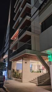 Un edificio con una escalera en frente. en Centrico loft, en Puerto Madryn