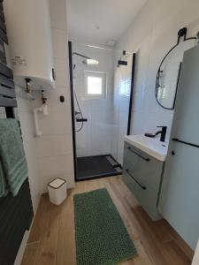 Ένα μπάνιο στο petite maison Margalice