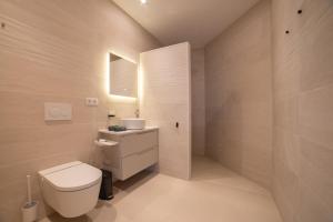 une salle de bain avec des toilettes blanches et un lavabo dans l'établissement Janmarsol, à Vinaròs