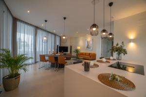 un grand salon avec une salle à manger et un salon dans l'établissement Janmarsol, à Vinaròs