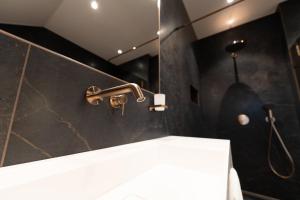 um banheiro com pia e chuveiro em Les Pantoufles dans le Pré em Eppeldorf mais 81 fotografias