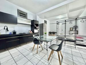 Kuchyň nebo kuchyňský kout v ubytování Estudio prático e acolhedor , sua base em Floripa