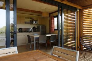 een keuken en eetkamer met een tafel en stoelen bij Chalet 35m2 - Molène in Plouhinec