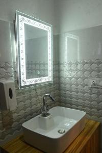 Ένα μπάνιο στο the clifton chapter tirthan