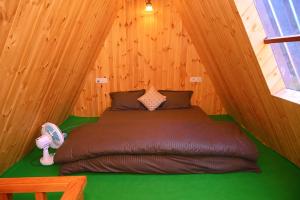 Ένα ή περισσότερα κρεβάτια σε δωμάτιο στο the clifton chapter tirthan