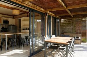 a kitchen and dining area with a table and chairs at Chalet 30m2 - Eckmühl in Plouhinec