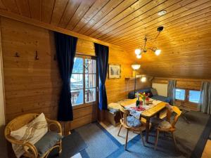 ein Zimmer mit einem Tisch in einem Holzzimmer in der Unterkunft Pension Huber in Fischbachau