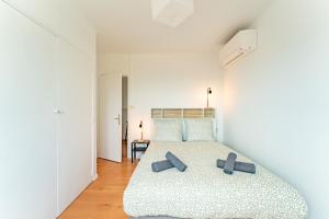 a bedroom with a bed with two pillows on it at Le bel Albi T3 tout équipé & wifi haut débit in La Celle-sous-Gouzon