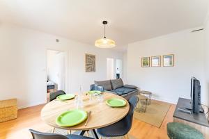 a living room with a table and a couch at Le bel Albi T3 tout équipé & wifi haut débit in La Celle-sous-Gouzon