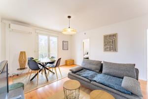 a living room with a couch and a table at Le bel Albi T3 tout équipé & wifi haut débit in La Celle-sous-Gouzon