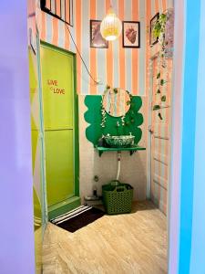 Un baño con un lavabo y un espejo en la pared. en The Peach Villa, en Bombay