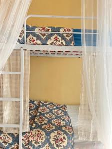 1 dormitorio con 2 literas y cortinas en The Peach Villa, en Bombay 21 fotos más