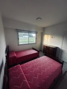 En eller flere senge i et værelse på Los Agapanthus