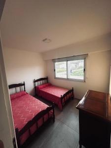 En eller flere senge i et værelse på Los Agapanthus