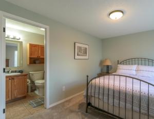 Ένα ή περισσότερα κρεβάτια σε δωμάτιο στο Quail On Sunset +29 φωτογραφίες