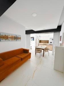 una sala de estar con un sofá y una mesa en Paraiso villas, en Playa Paraiso