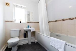 a bathroom with a toilet and a sink and a bath tub at Bridges Retreat, Newcastle in Gateshead